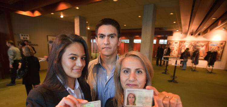 Die Geschwister Anna und Aliakbar Ahmadi und die Mutter Batoul Bedroud sind froh und dankbar über den deutschen Pass. Foto: Robe