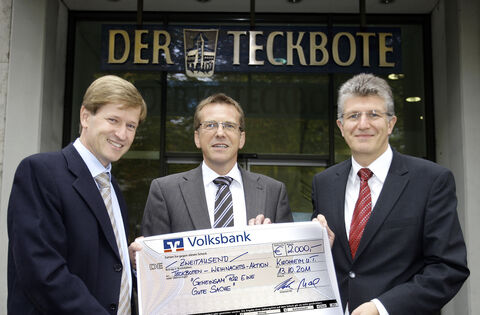 Grund zur Freude hatte Teckboten-Verleger Ulrich Gottlieb (links), als er den ersten Spendenscheck aus den Händen der beiden Vor Grund zur Freude hatte Teckboten-Verleger Ulrich Gottlieb (links), als er den ersten Spendenscheck aus den Händen der beiden Vor