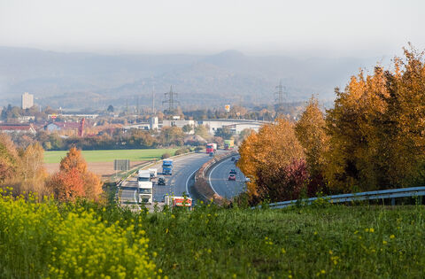 Auf der Autobahn werden Lkw den Erdaushub aus dem Voralbtunnel, der unter anderem aus dem Seitenangriffstollen ¿Salzäcker¿ nördl Auf der Autobahn werden Lkw den Erdaushub aus dem Voralbtunnel, der unter anderem aus dem Seitenangriffstollen ¿Salzäcker¿ nördl