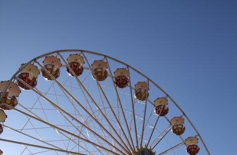 Volksfest auf dem Ziegelwasen: Das Riesenrad markiert weithin sichtbar den Platz, wo sich alles um den Gallusmarkt dreht.Foto: p Volksfest auf dem Ziegelwasen: Das Riesenrad markiert weithin sichtbar den Platz, wo sich alles um den Gallusmarkt dreht.Foto: p