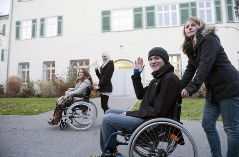 Wie es sich anfühlt, im Rollstuhl den Alltag zu bewältigen, das erlebten junge Menschen im Freiwilligen Sozialen Jahr im Selbstv Wie es sich anfühlt, im Rollstuhl den Alltag zu bewältigen, das erlebten junge Menschen im Freiwilligen Sozialen Jahr im Selbstv