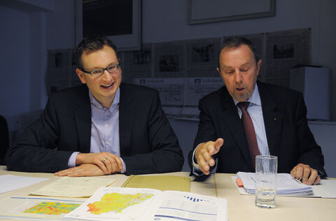 Streitgesprch zum Thema Windkraft mit Karl Zimmermann und Andreas Schwarz Streitgesprch zum Thema Windkraft mit Karl Zimmermann und Andreas Schwarz
