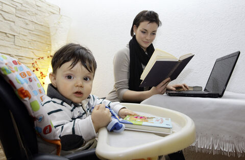 Laura Santovito und ihr Sohn Luca. Die 19-Jährige will als junge Mama eine Ausbildung beginnen.Foto: Jean-Luc Jacques
