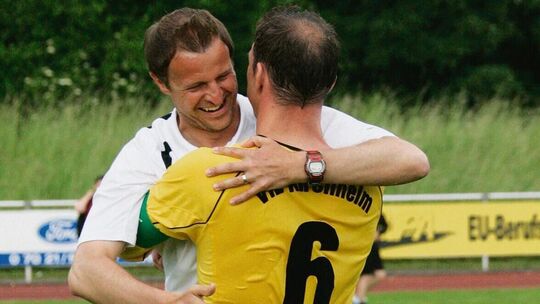 Lange her: Michael Rentschler herzt in seiner Funktion als VfL-Trainer den damaligen Kirchheimer Kapitän Mario Grimm. Nun ist Re Lange her: Michael Rentschler herzt in seiner Funktion als VfL-Trainer den damaligen Kirchheimer Kapitän Mario Grimm. Nun ist Re