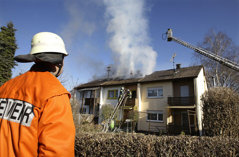 Beim Eintreffen der Feuerwehr schlugen bereits meterhohe Flammen aus dem Dachstuhl eines Reihenhauses in den Stegleswiesen in Li Beim Eintreffen der Feuerwehr schlugen bereits meterhohe Flammen aus dem Dachstuhl eines Reihenhauses in den Stegleswiesen in Li