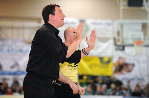 Kirchheim Knights - Giants DuesseldorfTrainer Frenkie Ignjatovic gibt Anweisungen