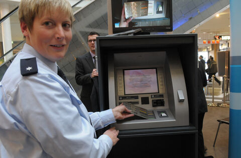 Betrüger arbeiten am Bankautomaten zum Beispiel mit einer Abdeckung auf der Tastatur. Der Druck auf die einzelnen Zahlen wird au