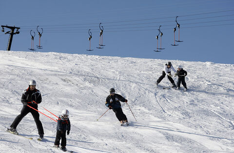 Ob im freien Schwung oder am roten ¿Gängelband¿ die Piste hinab ¿ der Winter auf der Alb macht`s möglich.Foto: Jean-Luc Jacques