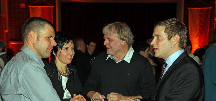 Bürgermeister Marcel Musolf (rechts im Bild) beim zwanglosen Gespräch mit Vereinsmitgliedern.Foto: Hansjörg Richter