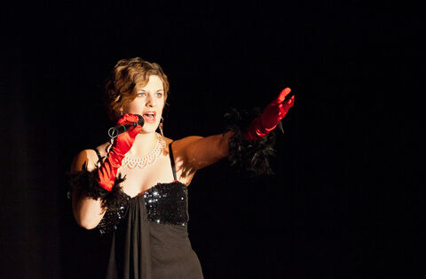 Theaterstück "Bullets over Broadway", Klasse 12 Waldorfschule Ötlingen; Vanessa Schnizler als Helen Sinclair