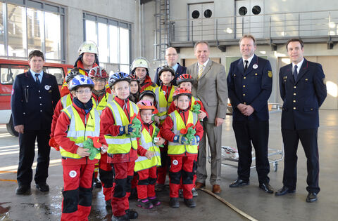 Die Kindergruppe der Notzinger Jugendfeuerwehr mit Innenminister Reinhold Gall in der Landesfeuerwehrschule in Bruchsal.Foto: An