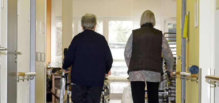 alte Menschen im Henriettenstift - Pflege - PflegeheimAltenheimRollatorBetreuung