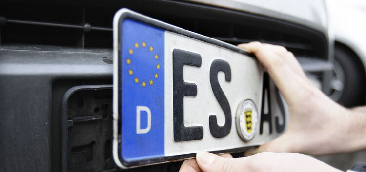 Das Wechselkennzeichen gilt in Deutschland ab 1. Juli für zwei Fahrzeuge. Das austauschbare Schild bringt man an dem Fahrzeug an