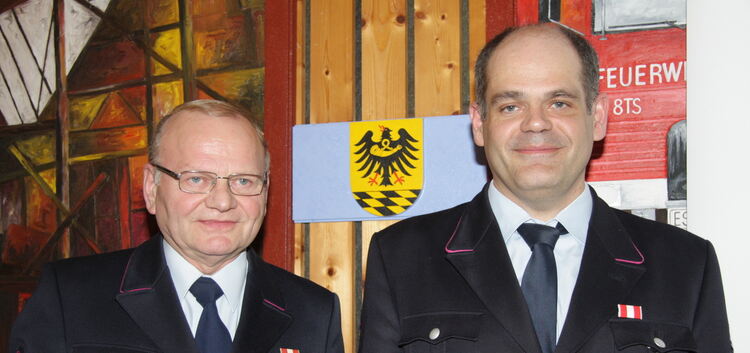 Kommandant Norbert Wahl (rechts) verabschiedet Ehrenfeuerwehrmann Karl Höger aus dem aktiven DienstFoto: Mohn