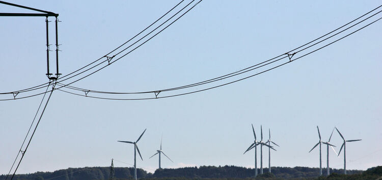 Schwäbische Alb, Strom, Sonne, Energie, Windräder, Windkraft, alternative Energie, ÜberlandleitungStrommasten