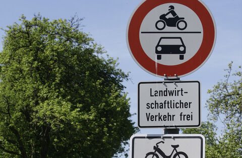 Findlinge und ein Pfosten sollen die Rosenstraße vom Tobelwasen aus für Pkw sperren.Foto: Jean-Luc Jacques Findlinge und ein Pfosten sollen die Rosenstraße vom Tobelwasen aus für Pkw sperren.Foto: Jean-Luc Jacques
