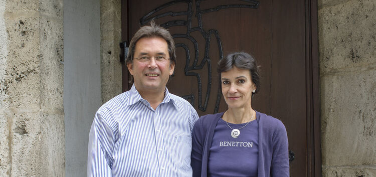 Pfarrer Karlheinz Graf und Ulrike Graf, vor der Martinskirche in Oberlenningen