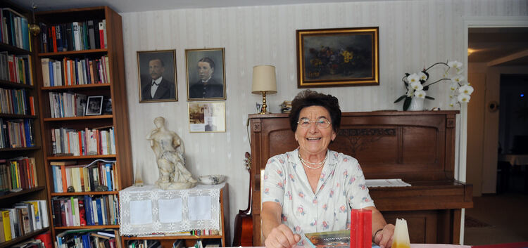 Vergangenes und Gegenwärtiges nahe beieinander: Marga Lorch in ihrem Wohnzimmer.Foto: Deniz Calagan
