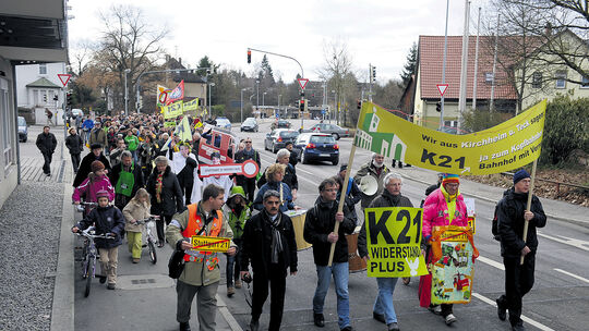 Demonstration in Kirchheim: Das Aktionsbündnis für K¿21 brachte am landesweiten Aktionstag rund 400 S-21-Gegner auf die Straße. Demonstration in Kirchheim: Das Aktionsbündnis für K¿21 brachte am landesweiten Aktionstag rund 400 S-21-Gegner auf die Straße.