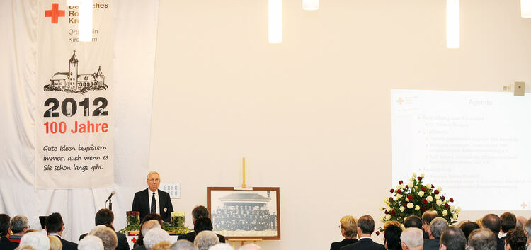 Dr. Dietmar Seegers, Vorsitzender des DRK-Ortsvereins Kirchheim, konnte in der Schlosskapelle zahlreiche Gäste begrüßen. Foto: D