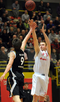 Webmöbel Baskets - Kirchheim Knights-16-12-2011Kirchheims Jonathan Maier (li) gegen Justin Stommes (re)