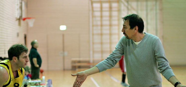 Basketball-OberliaVfL Kirchheim - TV Rottenburg. Trainer Pasco Tomic erklärt M. Beck wie Basketball funktioniert.