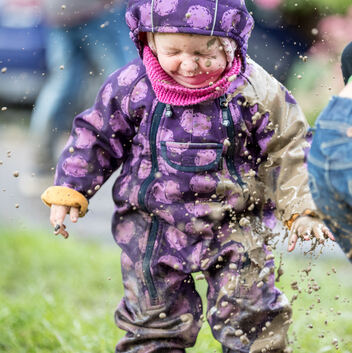 Elterninitiative Naturkindergarten in Holzmaden Kinder Matsch Regen Pfütze