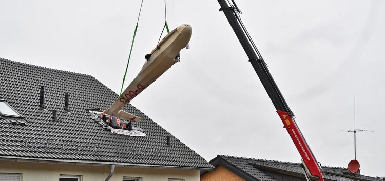 Segelflugzeug wandert per Kran auf Dachboden zur Restaurierung