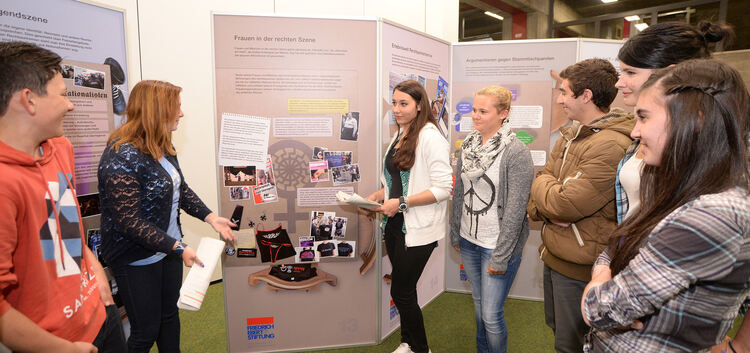 Katharina Vatter und Sarah Elgezdi (Mitte) informieren ihre Mitschüler bei der Ausstellungseröffnung über Frauen in der rechten
