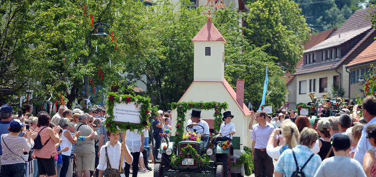 900-Jahr-Feier: Auch nach dem Festumzug bleibt in Ochsenwang die Kirche im Dorf.Foto: Markus Brändli