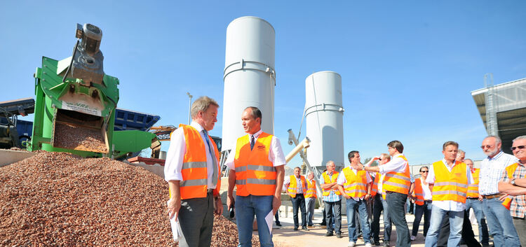 Umweltminister Franz Untersteller und Walter Feeß beim Rundgang durch den Recyclingpark.Foto: Deniz Calagan