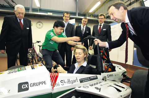 Arbeitsministetrin Ursel von der Leyen besucht Firma AMK