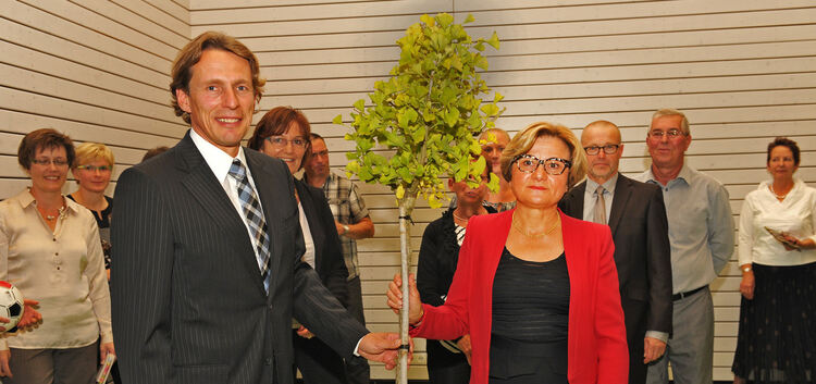 Ein Ginkgo-Baum, den Monique Garnier als Gastgeschenk Michael Schlecht mitgebracht hatte, symbolisiert die Langlebigkeit der Par