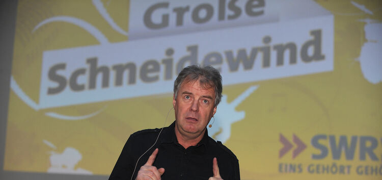 Für zwei kurzweilige Stunden sorgte SWR 1-Moderator Günter Schneidewind am Sonntagabend vor versammelter Fangemeinde. Foto: Marc
