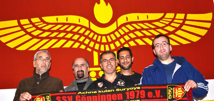 Vor der aramäischen Fahne präsentieren die SSV-Oberen um Tulgar Tuma, Iso Sasmaz, Imderevos Bozdemir, Ahrun Matay und Hanna Sarg