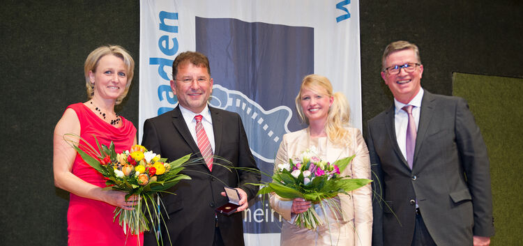 16 Jahre lang war Jürgen Riehle (Dritter von rechts) Bürgermeister von Holzmaden. Seine Nachfolgerin ist Susanne Jakob (rechts n