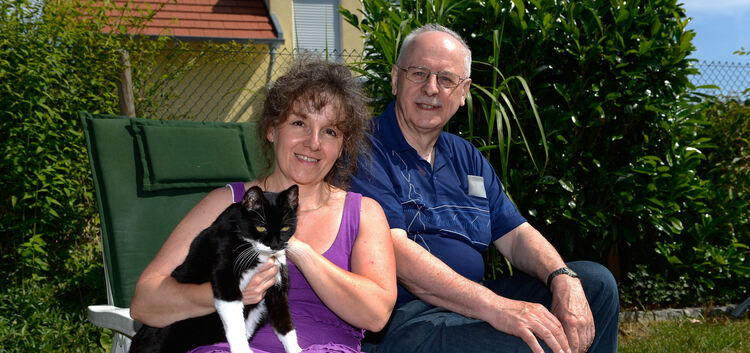 Alles für die Katz: Birgit Hayler und Harald Hochmann investieren viel Zeit in die Vermittlung von Urlaubsbetreuungen. Im Arm hä