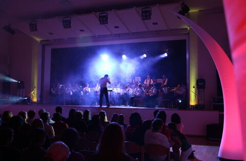 Zahlreiche Lichteffekte gab es beim Frühjahrskonzert des Dettinger Musikvereins zu bewundern.Foto: privat