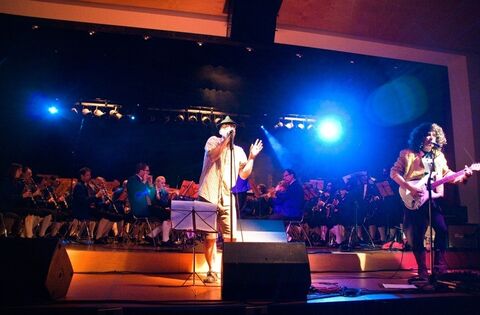 Die schwäbische Rockband ¿Rock und Rollinger¿ aus Ulm und der Musikverein Notzingen-Wellingen begeisterten bei einem gemeinsamen