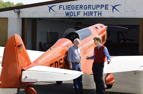 Ein glänzendes Stück Arbeit: Siegmund Maier (links) und Tilo Holighaus freuen sich über die gelungene Montage des neuen Motors.F Ein glänzendes Stück Arbeit: Siegmund Maier (links) und Tilo Holighaus freuen sich über die gelungene Montage des neuen Motors.F