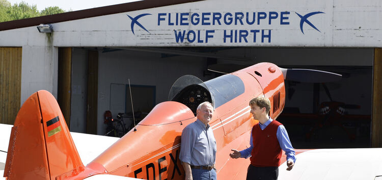 Ein glänzendes Stück Arbeit: Siegmund Maier (links) und Tilo Holighaus freuen sich über die gelungene Montage des neuen Motors.F