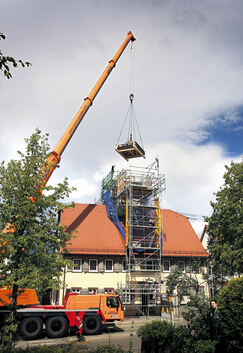 Der Glockenturm des Lindorfer Rathauses im Schwebezustand über der Zähringer Straße - kurze Zeit später „landete“ er sicher unte