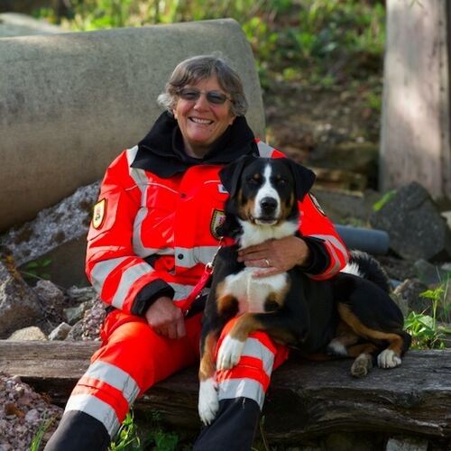 Mit ihrem jetzigen Hund Kiril ist Marie Theres Fetzer immer noch ­aktiv bei Rettungshund-Einsätzen dabei.Foto: Andreas Roll