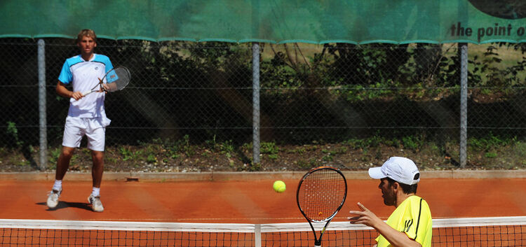 Tennis vom Feinsten boten die 48 Turnierteilnehmer in Jesingen, wie hier der Stuttgarter Junioren-Oberligaspieler Juan Scopetta