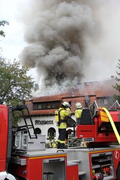 Großeinsatz für die Feuerwehren: Der Gasthof Mühlstein in Frickenhausen brannte.Foto: 7aktuell