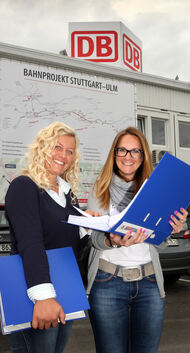 Michaela König (links) und Sabina Nast vor dem Bürocontainer auf der Baustelle bei Aichelberg. Fotos: Jean-Luc Jacques