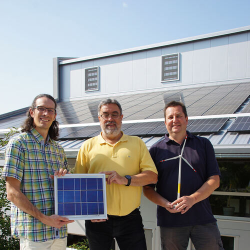 Geschäftsführer Felix Denzinger und Aufsichtsratchef Bernd Söllner erinnern sich an die Anfangszeit mit den ersten Photovoltaikm