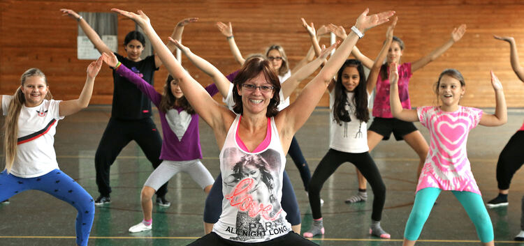 Diane König tanzt mit ihren „Schützlingen“. In den Stunden steht nicht der sportliche Wettkampf, sondern der Spaß im Vordergrund