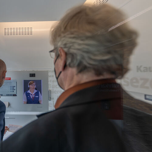 Der „Profi-Reisecenter-Einweiher“ Thomas Bopp schaut Dr. Pascal Bader bei seiner Video-Premiere über die Schulter. Foto: Carsten
