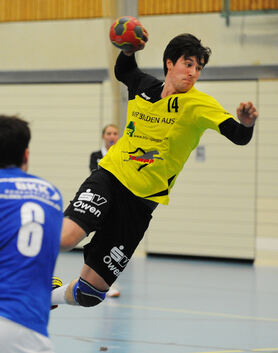 Handball-Bezirksliga: SG Lenningen (blau) -TSV Owen (gelb), am Ball Raphael Schmid